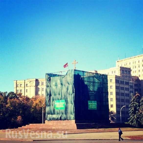 Фото флага "Новороссии" на месте снесенного Ленина в Харькове оказалось фейком