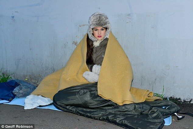 Мисс Англии с тиарой на голове провела холодную ночь на улице среди бездомных