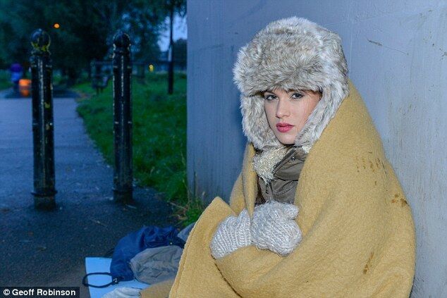 Мисс Англии с тиарой на голове провела холодную ночь на улице среди бездомных