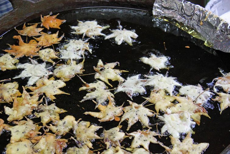 Жаренные кленовые листья во фритюре – новая осенняя закуска
