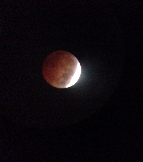 Интернет заполонила "кровавая луна". Опубликованы фото затмения