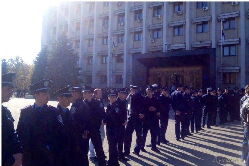 В Одесі біля будівлі ОДА зійшлися майданівці та екс-регіонали: онлайн-трансляція