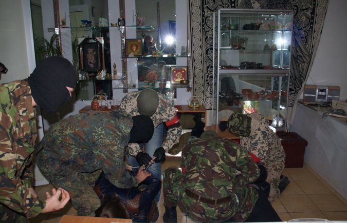 "Правий сектор" провів рейд проти кримських торговців "спайсом" в Херсоні