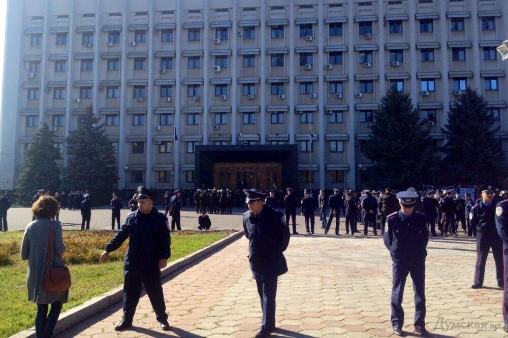 В Одесі біля будівлі ОДА зійшлися майданівці та екс-регіонали: онлайн-трансляція
