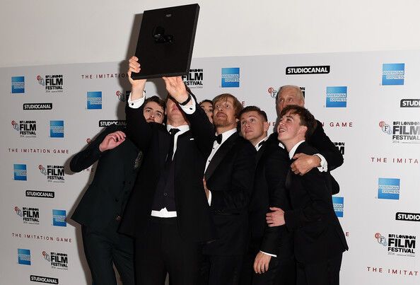 Киру Найтли в вечернем платье залило дождем 