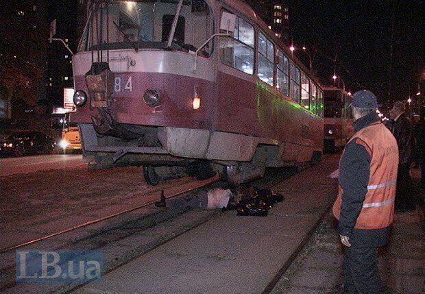 В Киеве трамвай № 8 насмерть переехал мужчину. Опубликованы фото