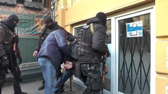 У центрі Києва посеред дня затримали озброєних злочинців