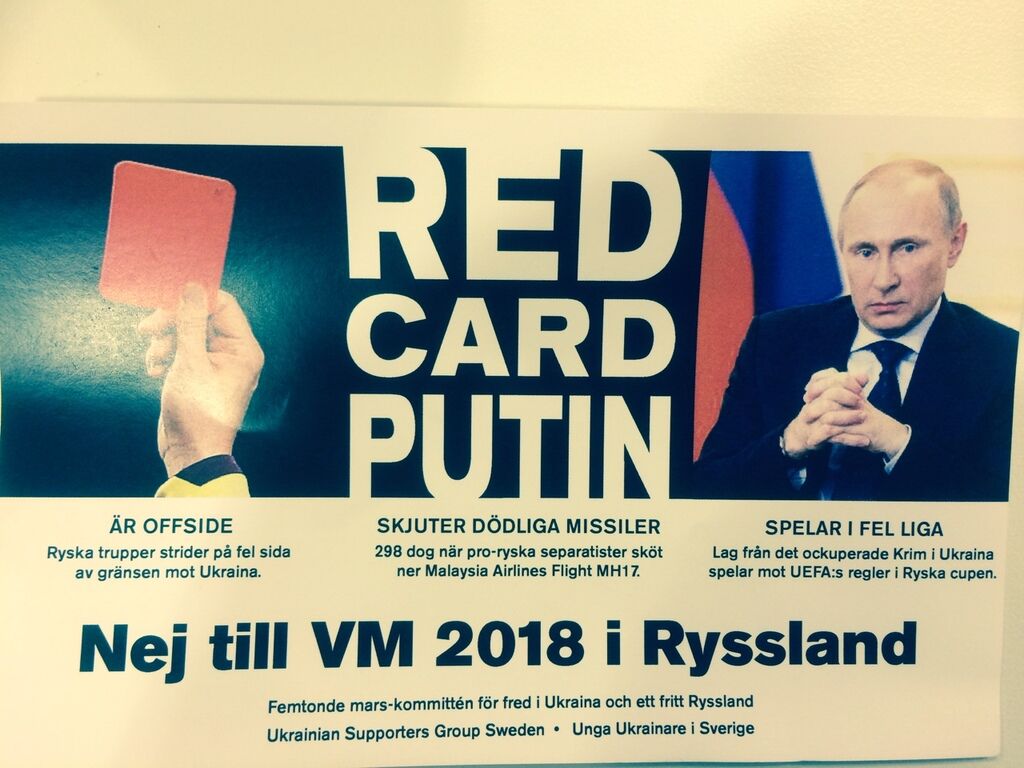 Шведы показали Путину "красную карточку" перед футбольным матчем с Россией
