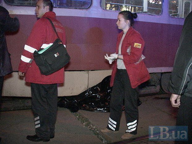 В Киеве трамвай № 8 насмерть переехал мужчину. Опубликованы фото