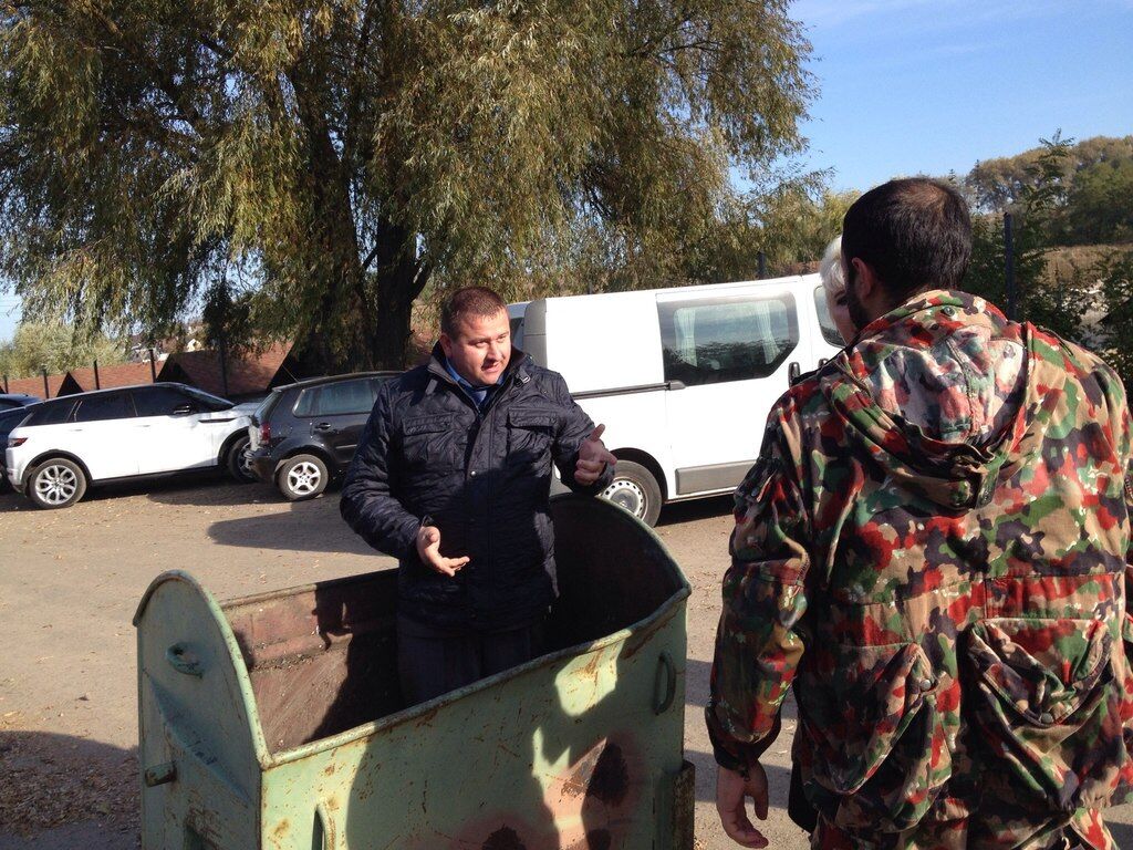 Фотофакт: под Киевом устроили мусорную люстрацию для чиновника РГА