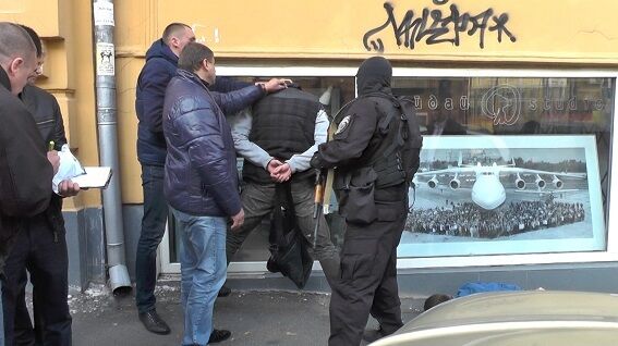 У центрі Києва посеред дня затримали озброєних злочинців