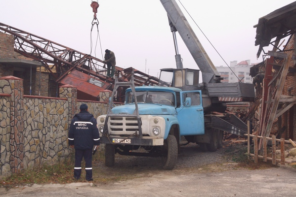 В Тернополе на стройке рухнул башенный кран: опубликованы фото