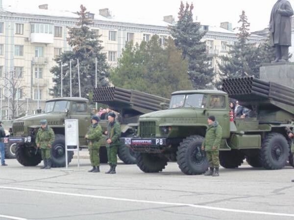 В Луганске похвастались российской техникой и зимним обмундированием боевиков: опубликованы фото "парада"