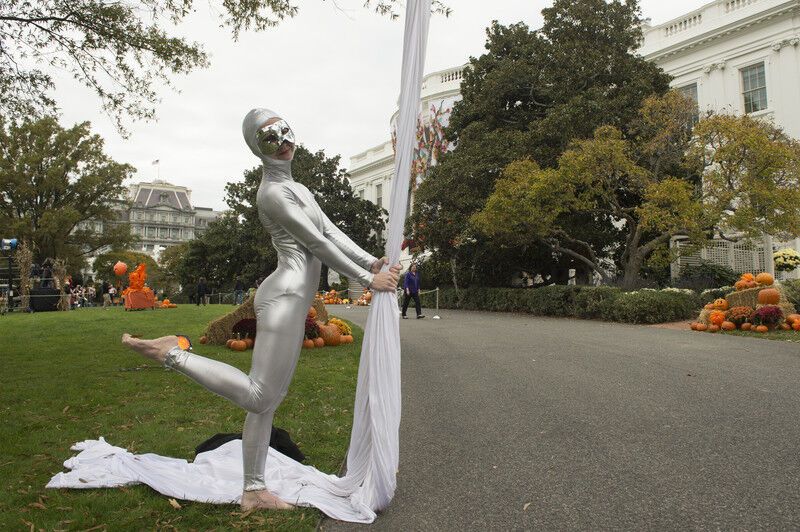 Хэллоуин в Белом доме: резиденцию президента США "захватили" гигантские тыквы