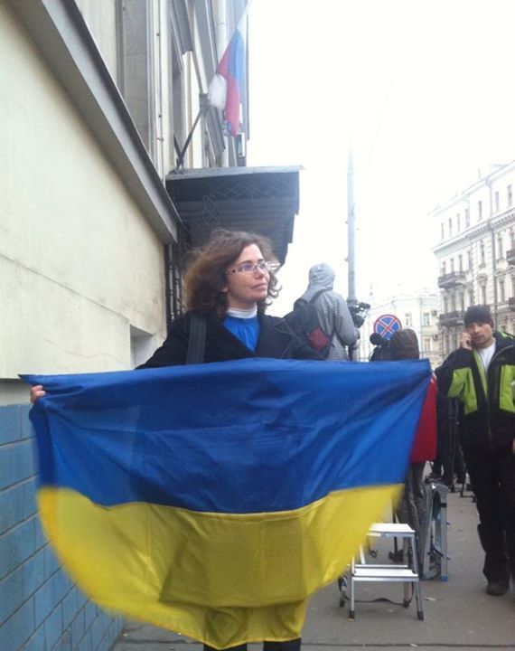 В Москве в знак поддержки Савченко активистка развернула флаг Украины