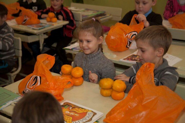 Капитан сборной Хорватии передал донецким детям 20 тонн мандаринов