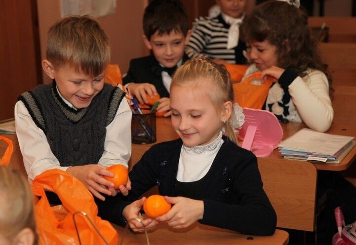Капитан сборной Хорватии передал донецким детям 20 тонн мандаринов