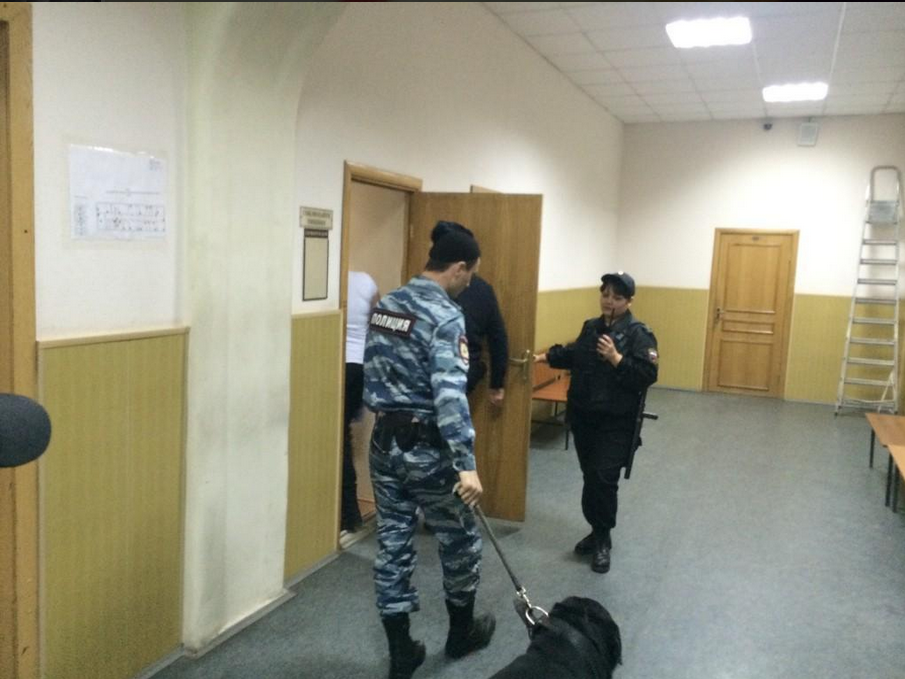 Летчицу Савченко привезли на заседание суда вместе с огромным ротвейлером: опубликованы фото и видео