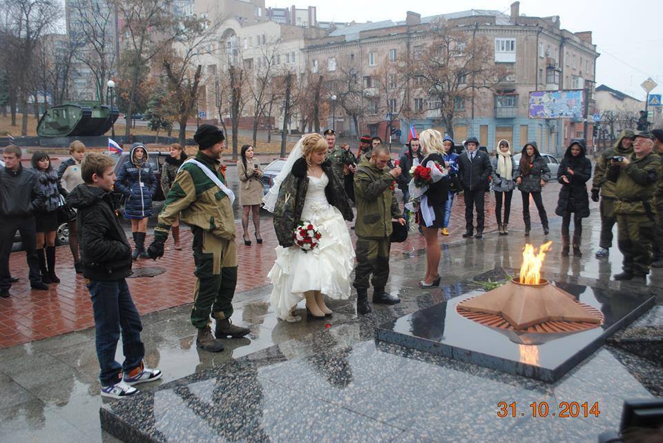 "ТерроРожі": в мережі з'явилися фото ще одного весілля бойовиків "ЛНР"