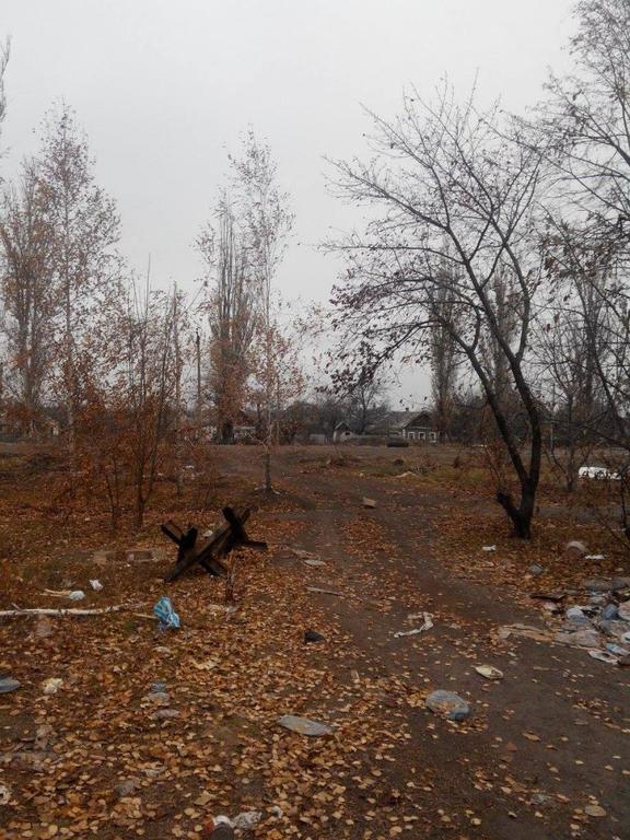 З'явилися нові фото з селища Піски на Донеччині: занедбані будинки і згоріла дотла техніка