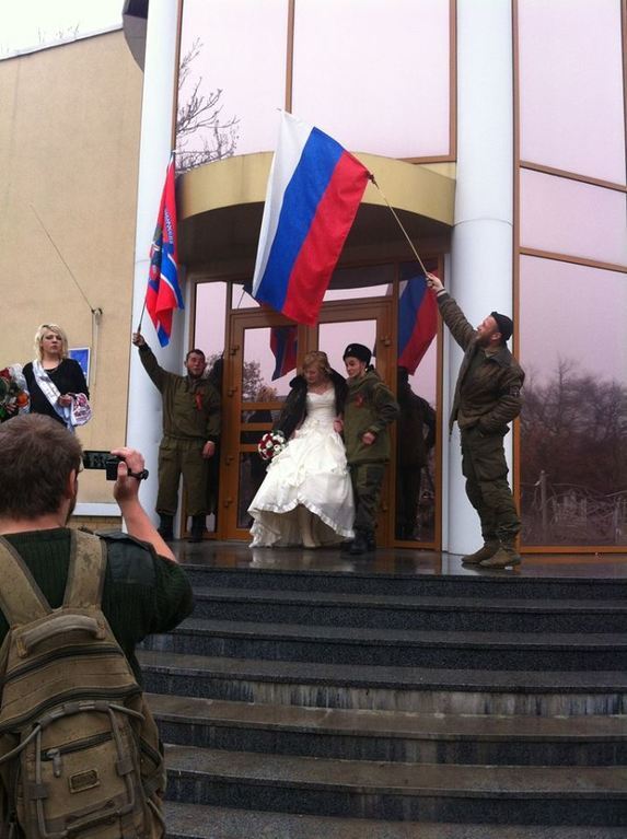 "ТерроРожі": в мережі з'явилися фото ще одного весілля бойовиків "ЛНР"