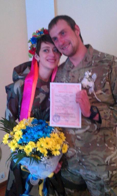В АТО отгуляли свадьбу целым батальоном: невеста в камуфляжном платье и праздничный БТР