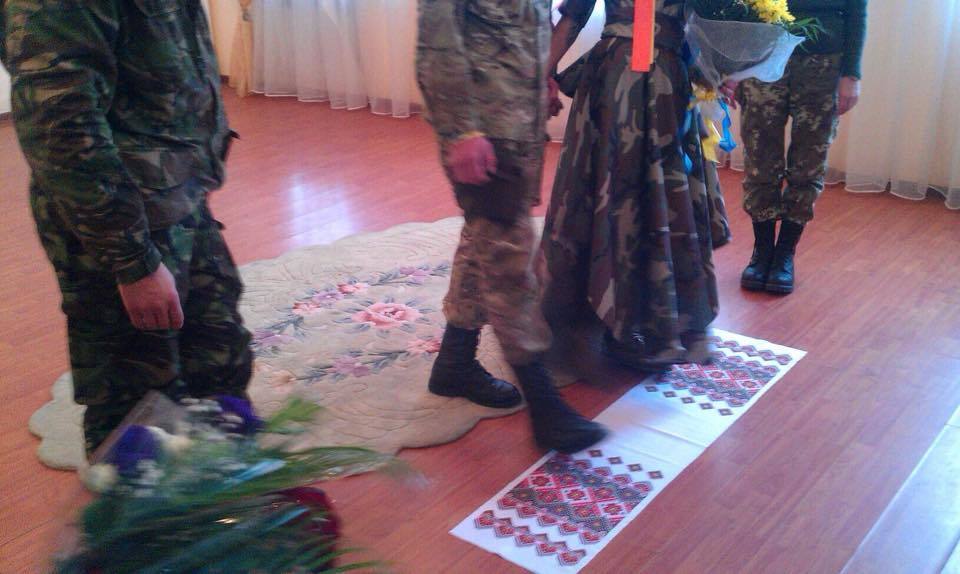 В АТО отгуляли свадьбу целым батальоном: невеста в камуфляжном платье и праздничный БТР