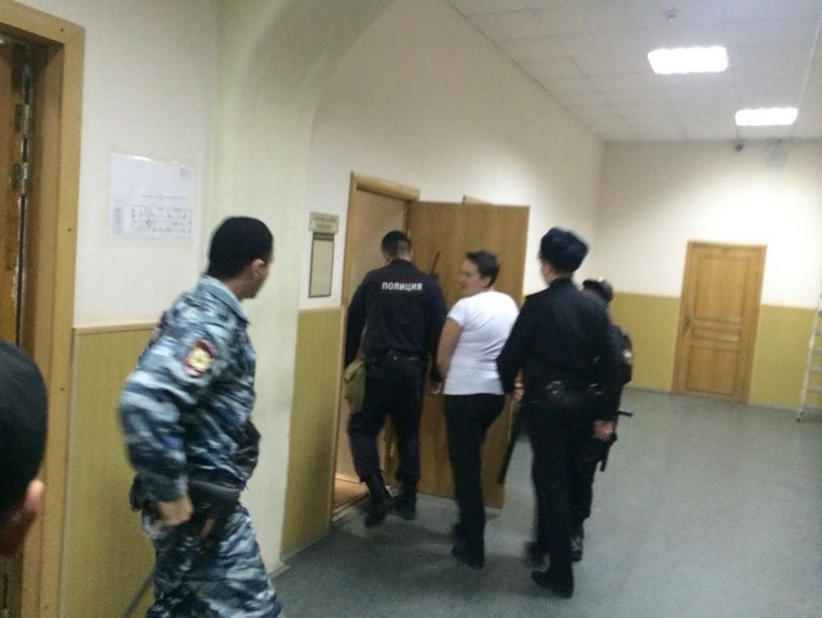 Льотчицю Савченко привезли на засідання суду разом з величезним ротвейлером: опубліковано фото і відео