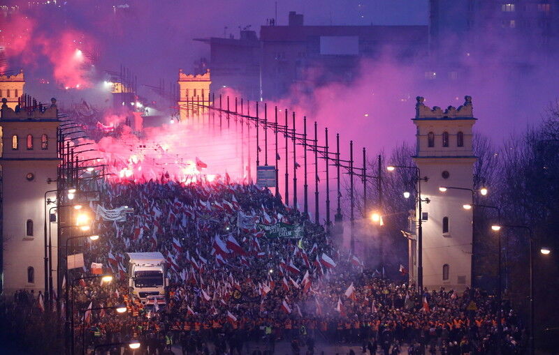 В Варшаве на "Марше независимости" столкновения националистов с полицией
