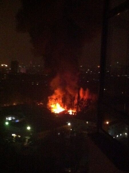В Киеве случился масштабный пожар возле киностудии "Довженко": опубликованы фото и видео