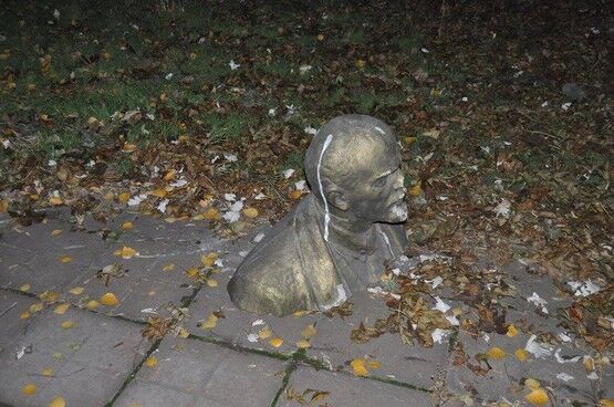 В Запорожье "четвертовали" памятник Ленину: фотофакт