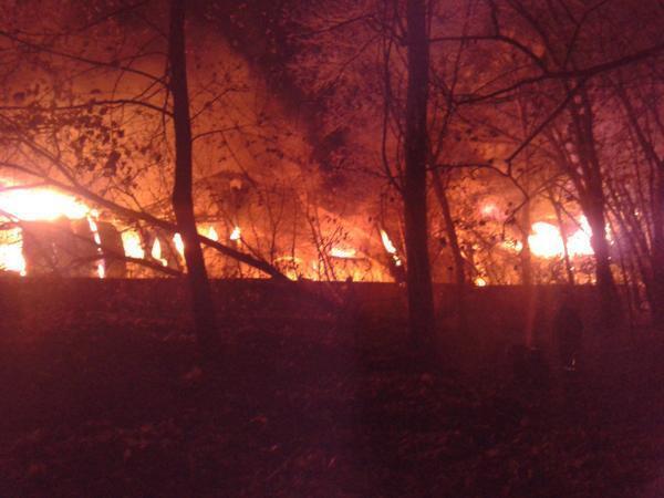 В Киеве случился масштабный пожар возле киностудии "Довженко": опубликованы фото и видео