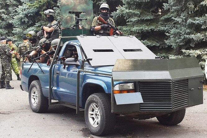 Фото саморобних бронемашин української армії і бойовиків: синьо-жовті прапори проти ікон і голови кабана