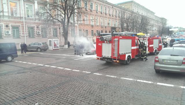 В Киеве возле памятника Хмельницкому загорелся автомобиль