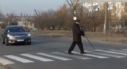 Киевляне годами просят установить светофор на смертельной зебре