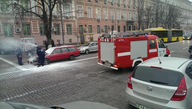 В Киеве возле памятника Хмельницкому загорелся автомобиль
