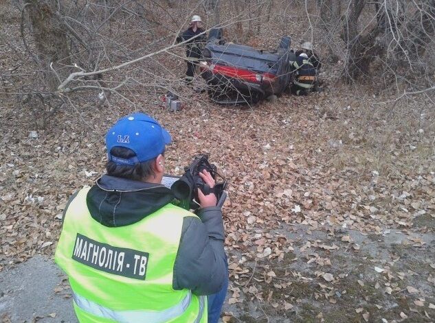 Пьяное ДТП в Киеве: автомобиль трижды перевернулся и застрял между деревьями