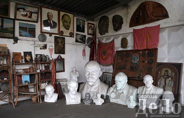 В київський музей непотрібних речей несуть Леніна і "Моторолу"