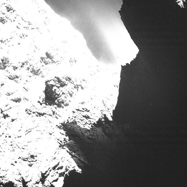 Опубликованы первые фото с поверхности кометы Чурюмова-Герасименко