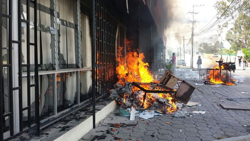 В Мексике учителя подожгли здание парламента штата Герреро