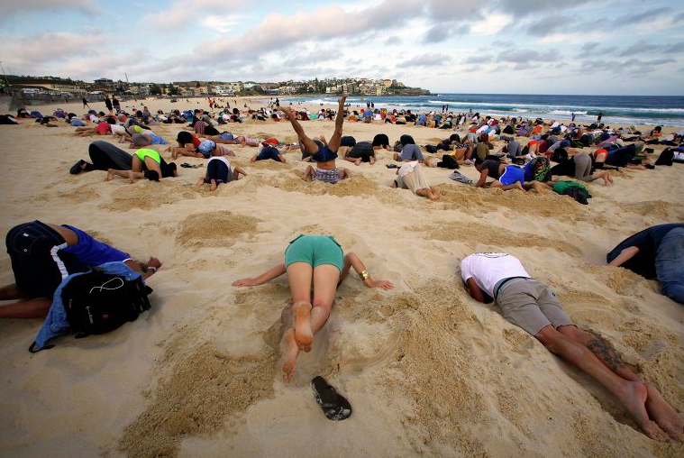 Саммит G20: австралийцы зарыли головы в песок в знак протеста