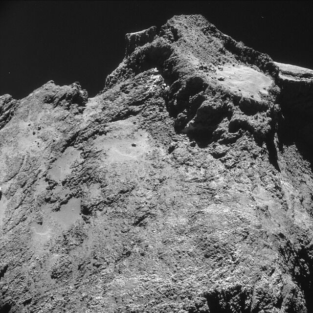 Опубликованы первые фото с поверхности кометы Чурюмова-Герасименко