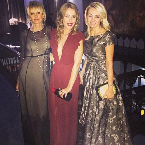 Образ дня. Ксения Собчак в длинном платье с декольте до пупка