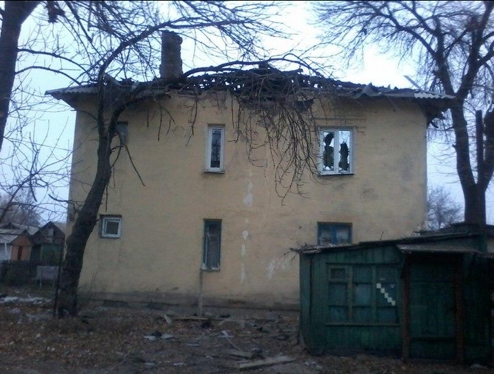 Многие жители Донецка после ночного обстрела лишились крыши над головой: опубликованы фото разрушений