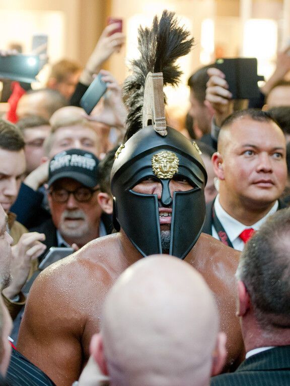 Бешеный "гладиатор" пытался прорваться к Кличко: фото и видео