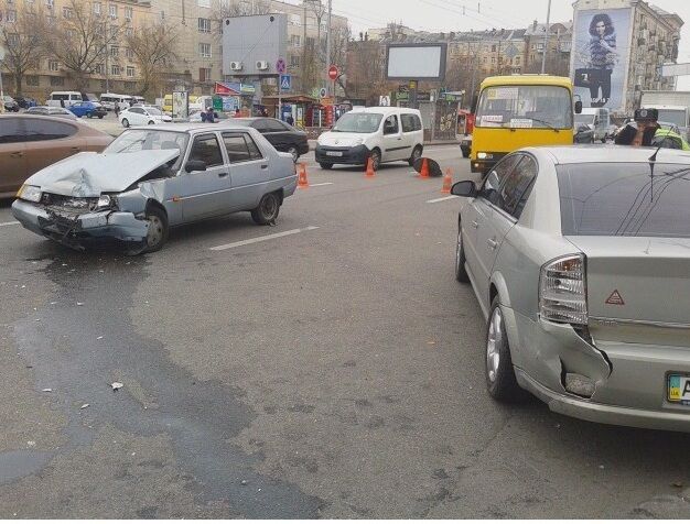 В Киеве возле дворца "Украина" произошло ДТП: возникла крупная пробка