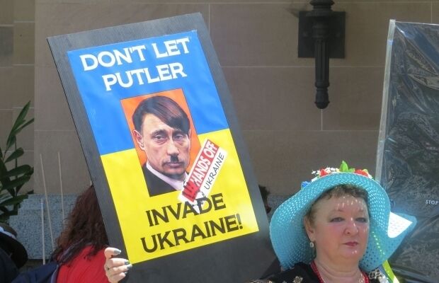 Украинцы в Австралии сыграли "головой Путина" в футбол: фотофакт и видео акции