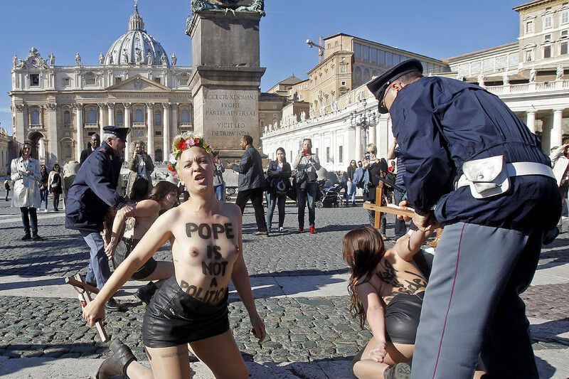 Обнаженные активистки Femen устроили "светопреставление" в Италии