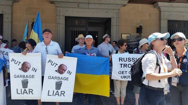 Украинцы в Австралии сыграли "головой Путина" в футбол: фотофакт и видео акции