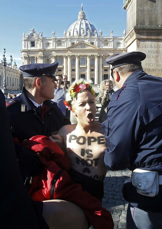 Обнаженные активистки Femen устроили "светопреставление" в Италии